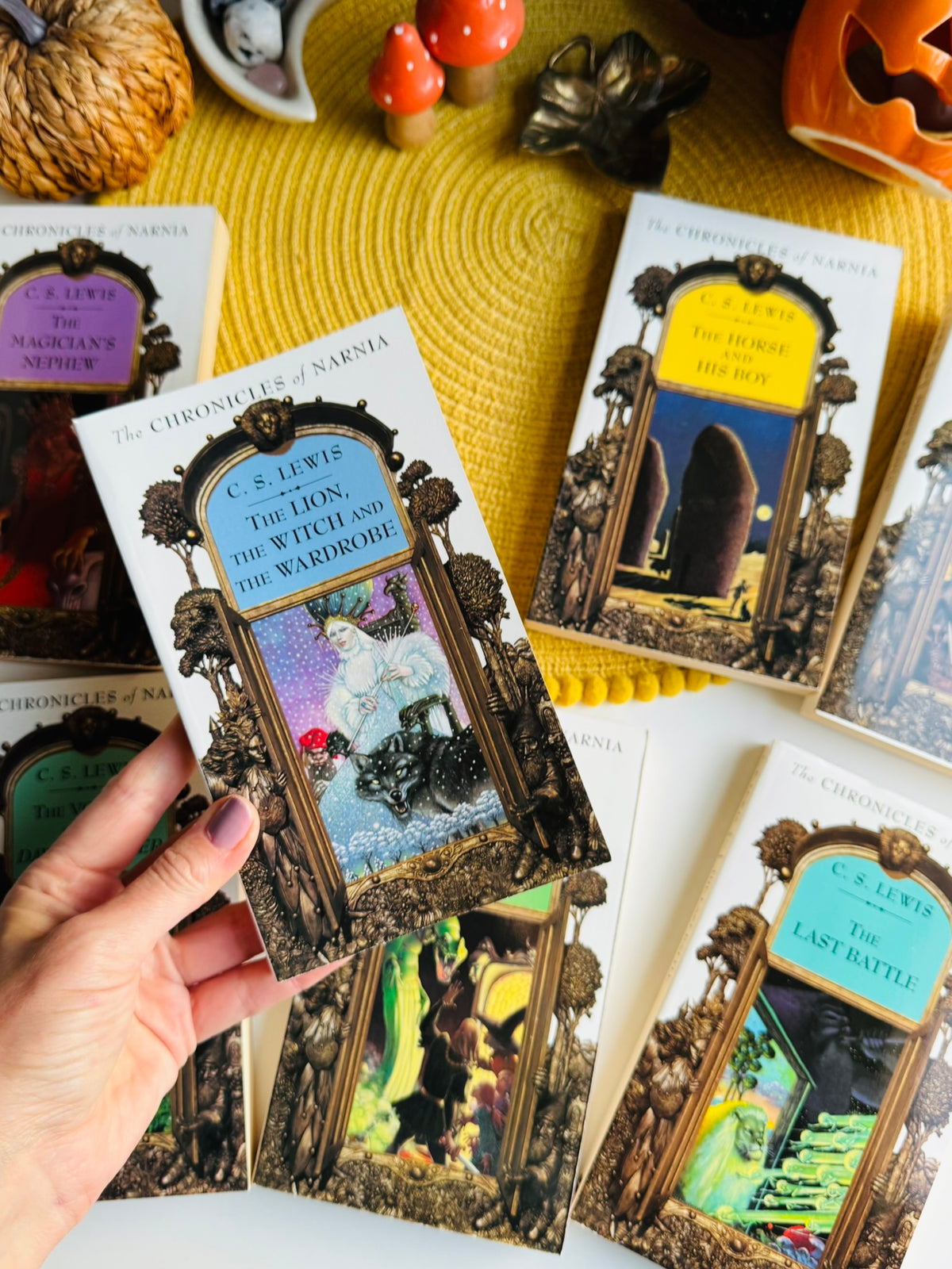The Chronicles of Narnia Boxed Set, Illustrated by Lee Dillon, HarperCollins 1994