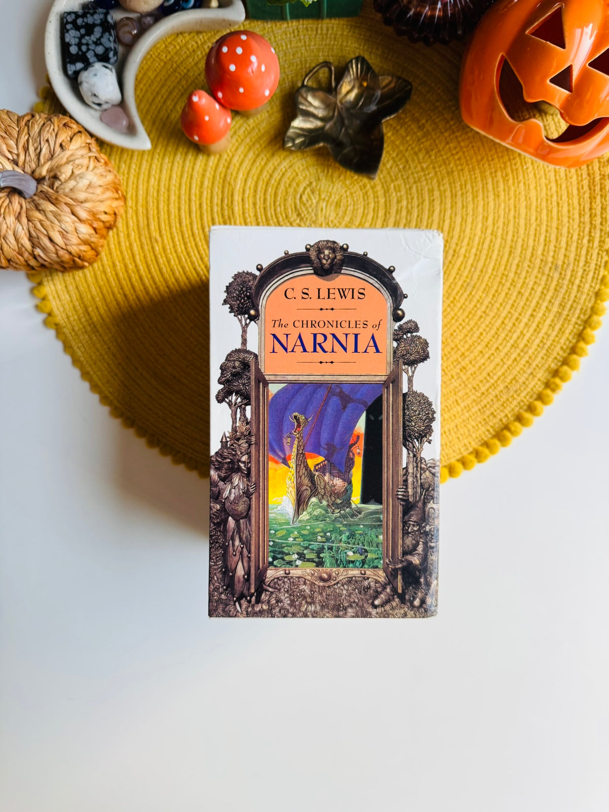 The Chronicles of Narnia Boxed Set, Illustrated by Lee Dillon, HarperCollins 1994