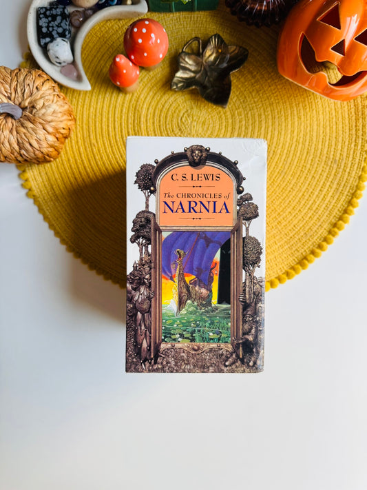 The Chronicles of Narnia Boxed Set, Illustrated by Lee Dillon, HarperCollins 1994