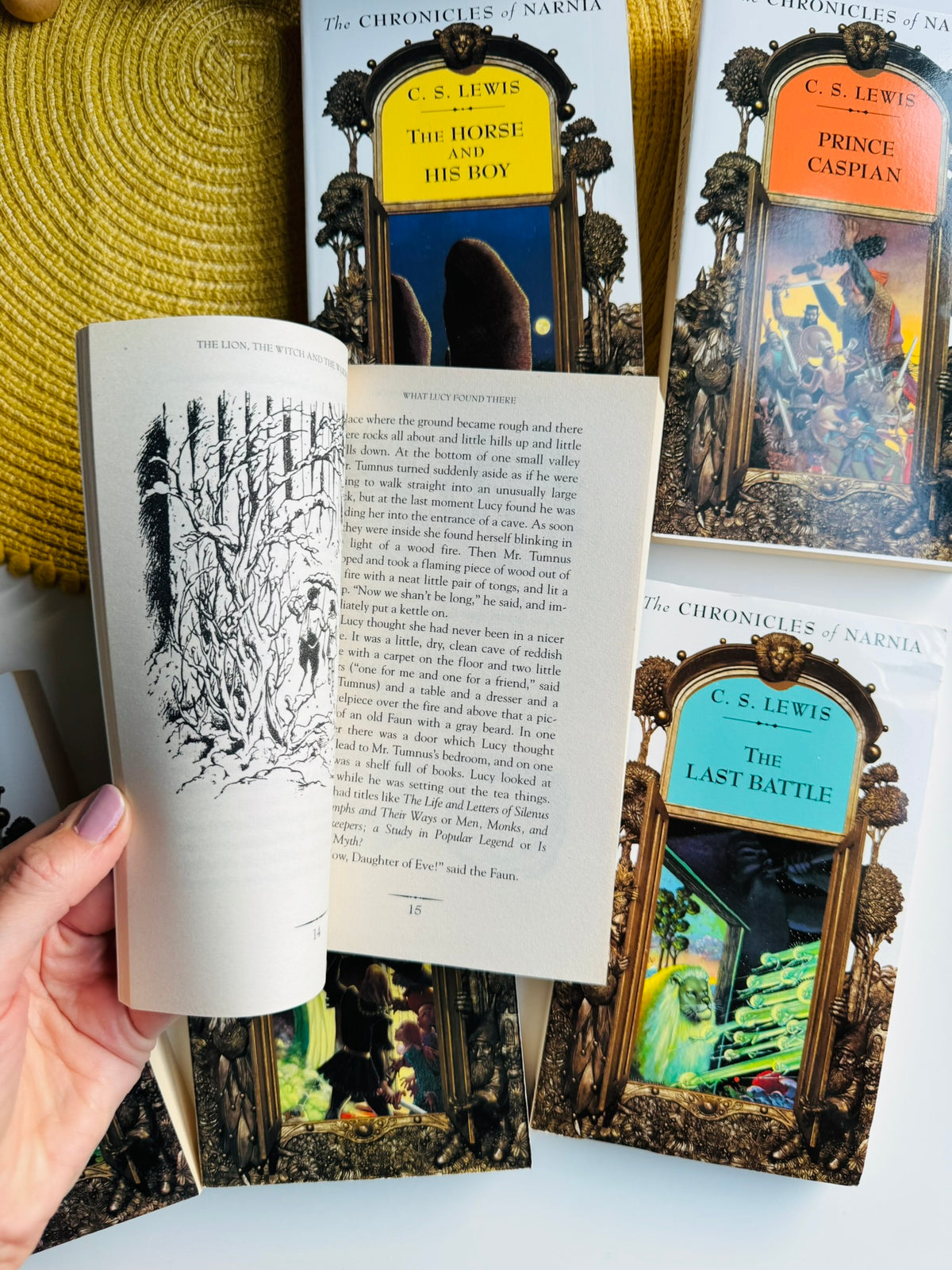 The Chronicles of Narnia Boxed Set, Illustrated by Lee Dillon, HarperCollins 1994