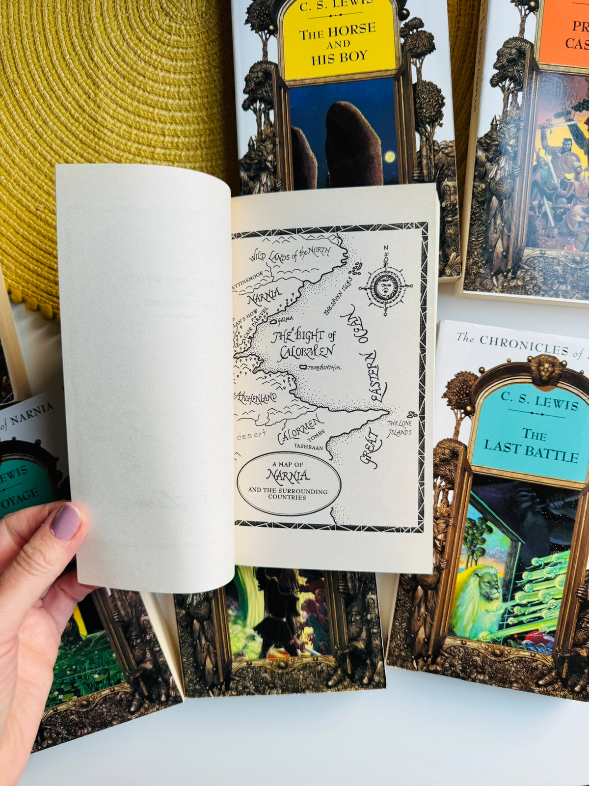 The Chronicles of Narnia Boxed Set, Illustrated by Lee Dillon, HarperCollins 1994