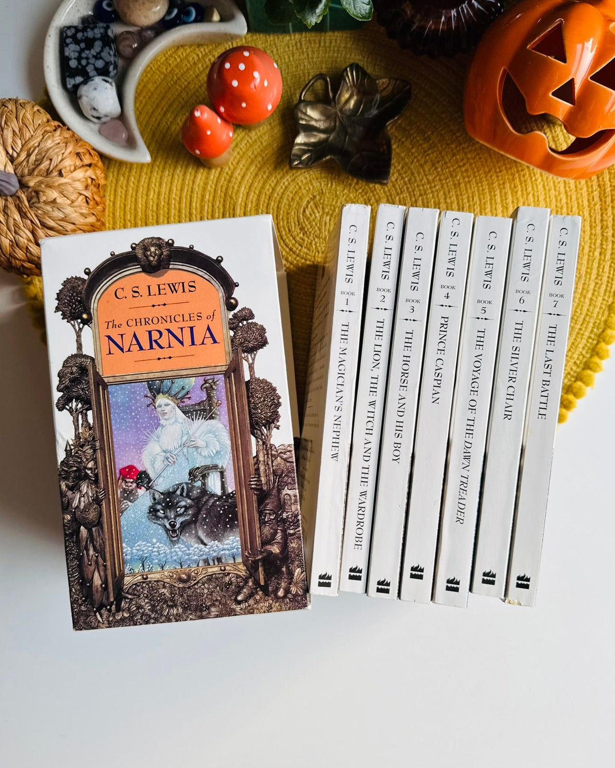 The Chronicles of Narnia Boxed Set, Illustrated by Lee Dillon, HarperCollins 1994