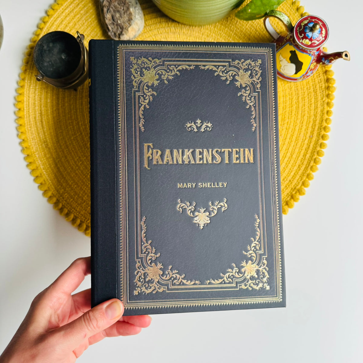 Frankenstein by Mary Shelley (Masterpiece Library Edition)