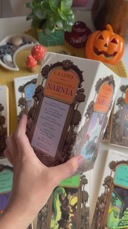 The Chronicles of Narnia Boxed Set, Illustrated by Lee Dillon, HarperCollins 1994